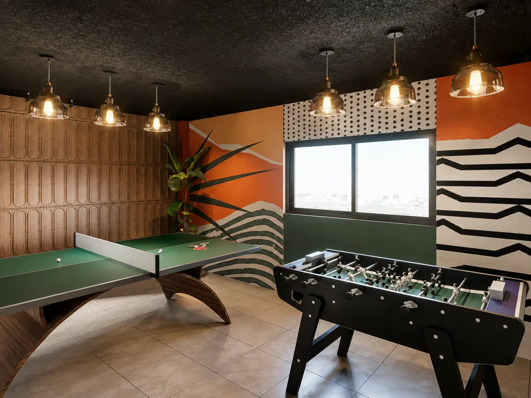 Mesa de juego del Game Room junto al mural tropical