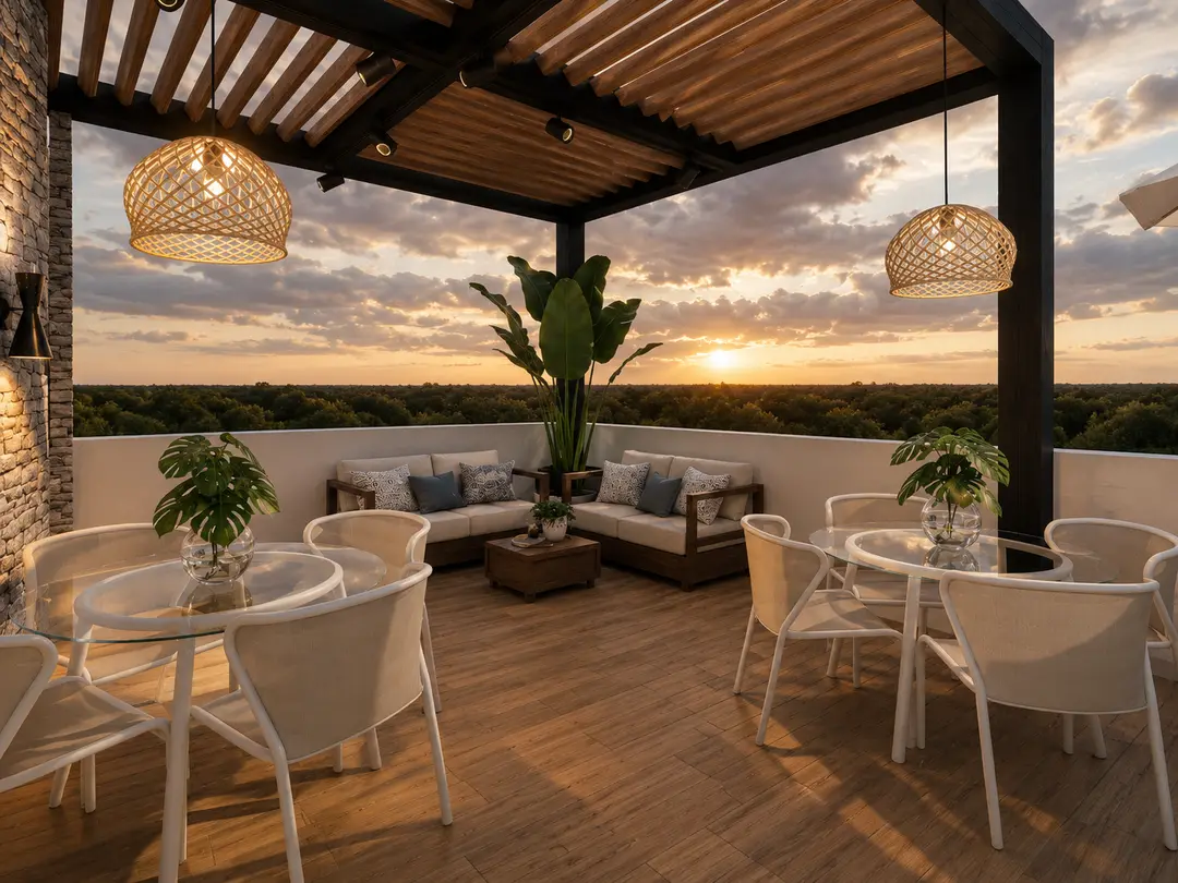 Zona de comedor del rooftop bajo pérgola con lámparas colgantes al atardecer